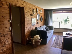 Quarto superluxo, 2 quartos | Área de estar | TV de tela plana 47 polegadas com canais a cabo, TV, filmes pagos
