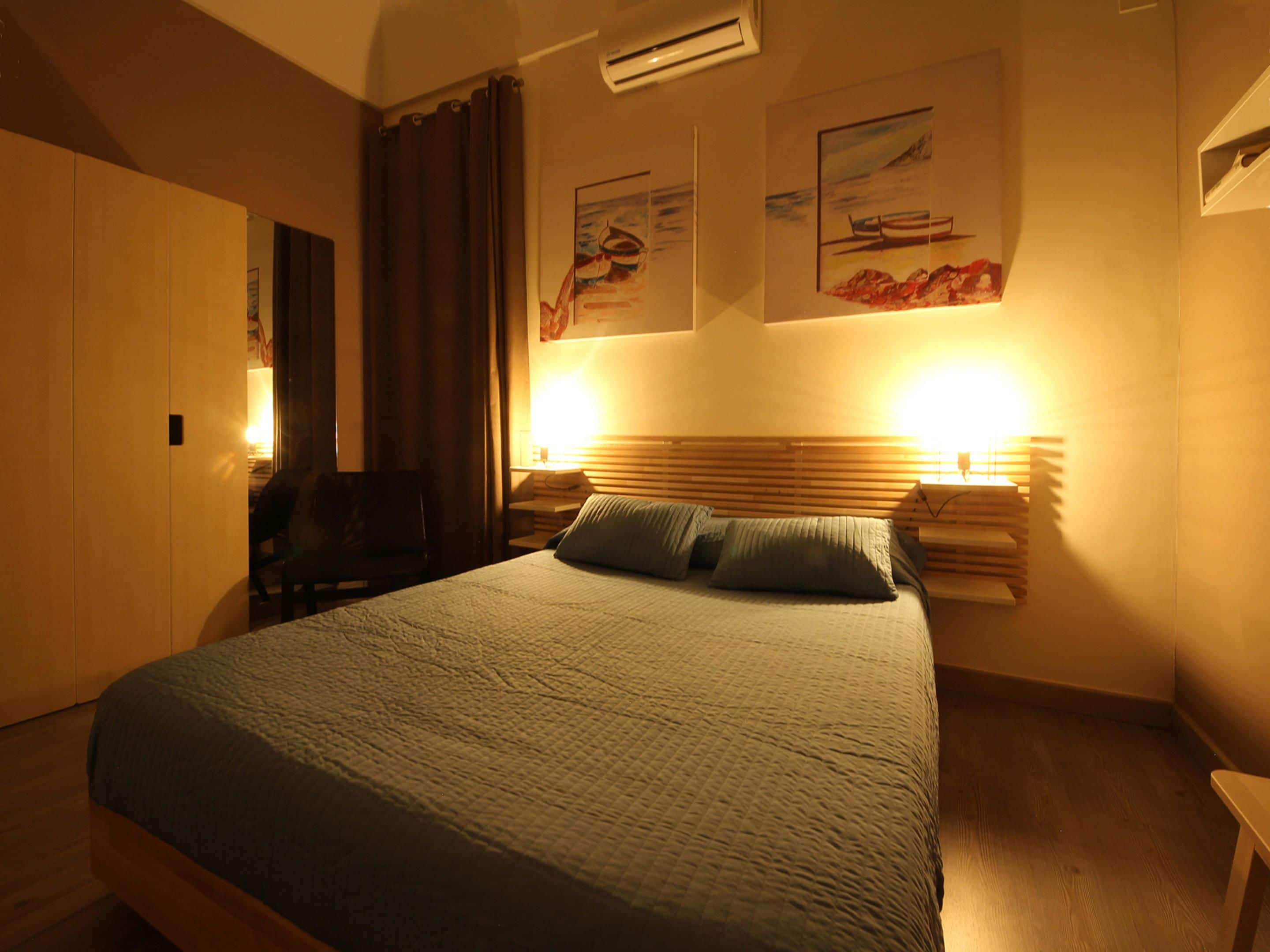 Une chambre d’hôtel comprenant un lit, un bureau, une chaise et une armoire.