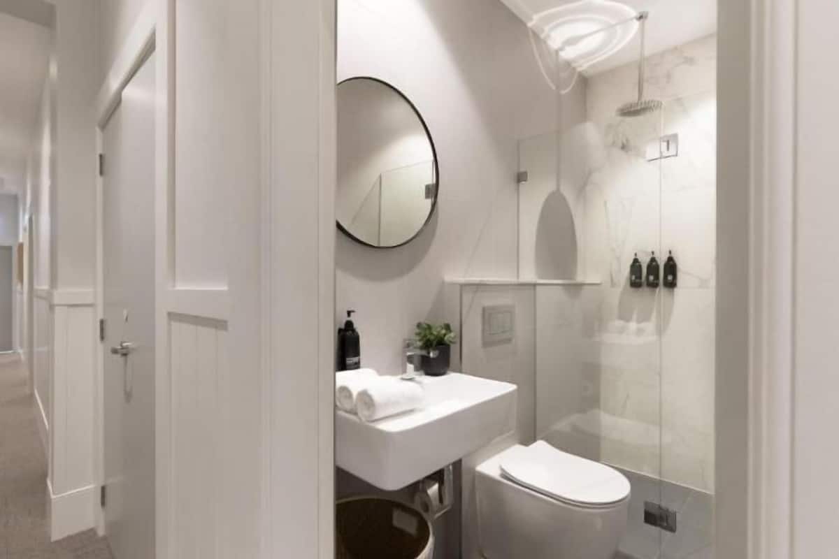 Baño | Ducha, cabezal de ducha tipo lluvia, secador de pelo y zapatillas