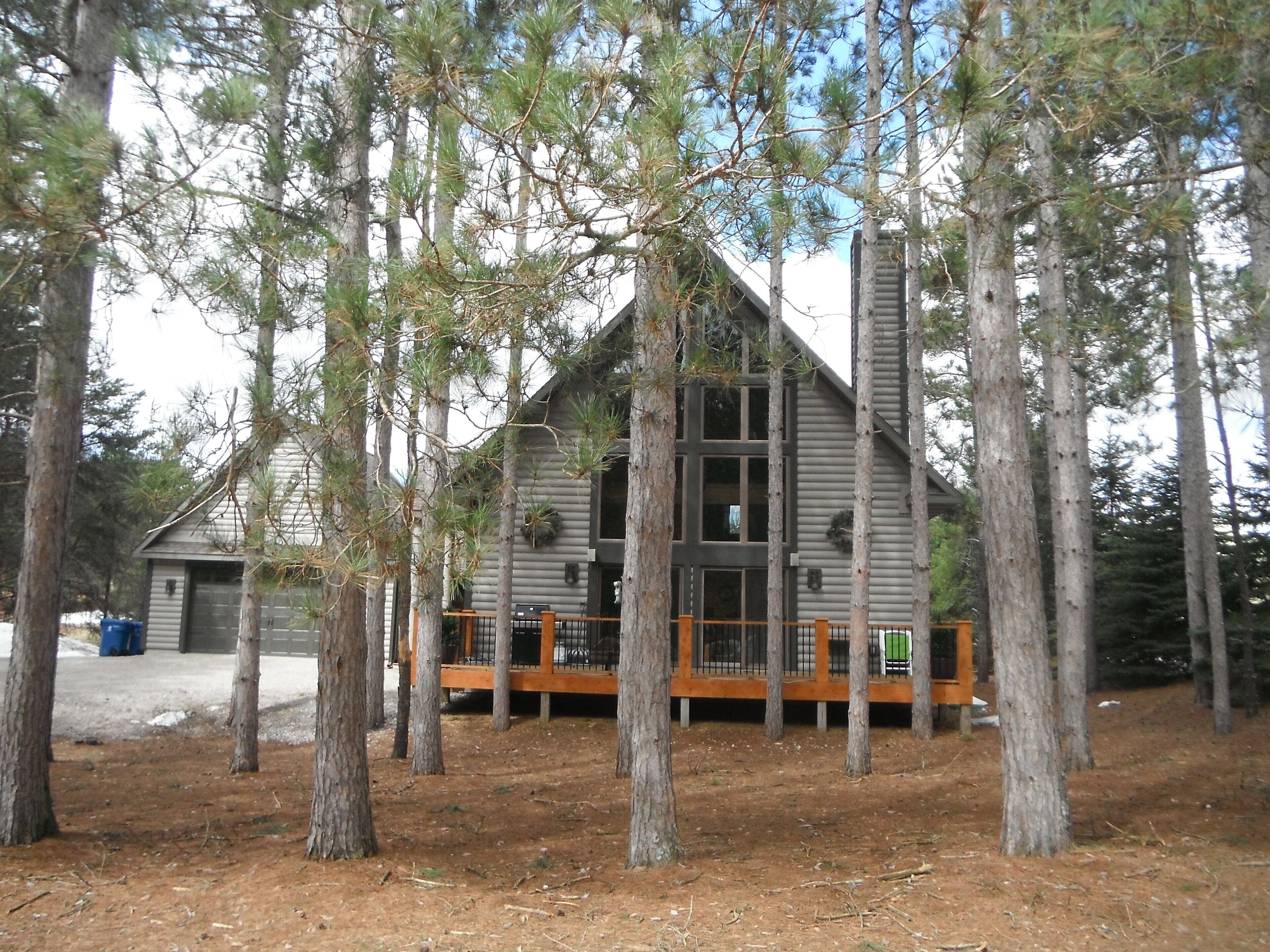 Upgraded! Beautiful 5 Bedroom Cabin at Crystal Mountain Resort.