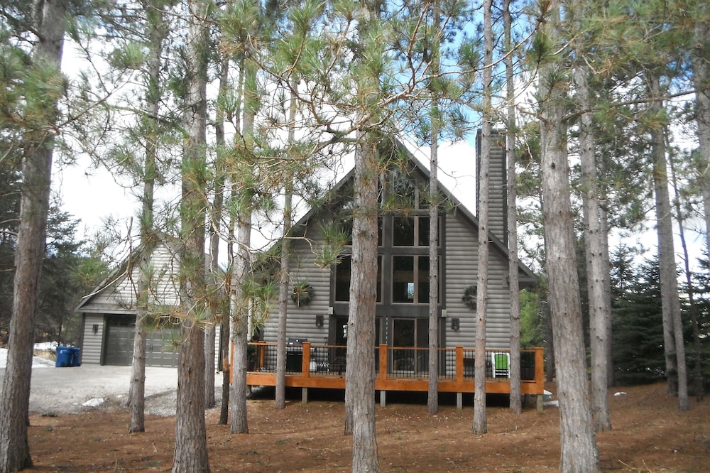 Upgraded! Beautiful 5 Bedroom Cabin at Crystal Mountain Resort.
