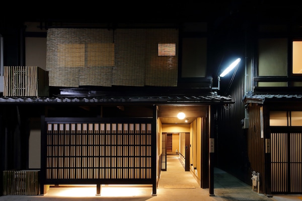 Bagian depan properti - sore/malam