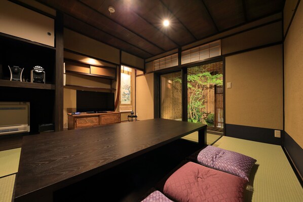 House, 3 Bedrooms (West) | 1 bedroom, in-room safe, iron/ironing board, free WiFi - Houka (Kyoto)