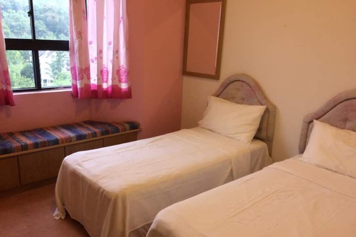 2 bedrooms, desk, iron/ironing board