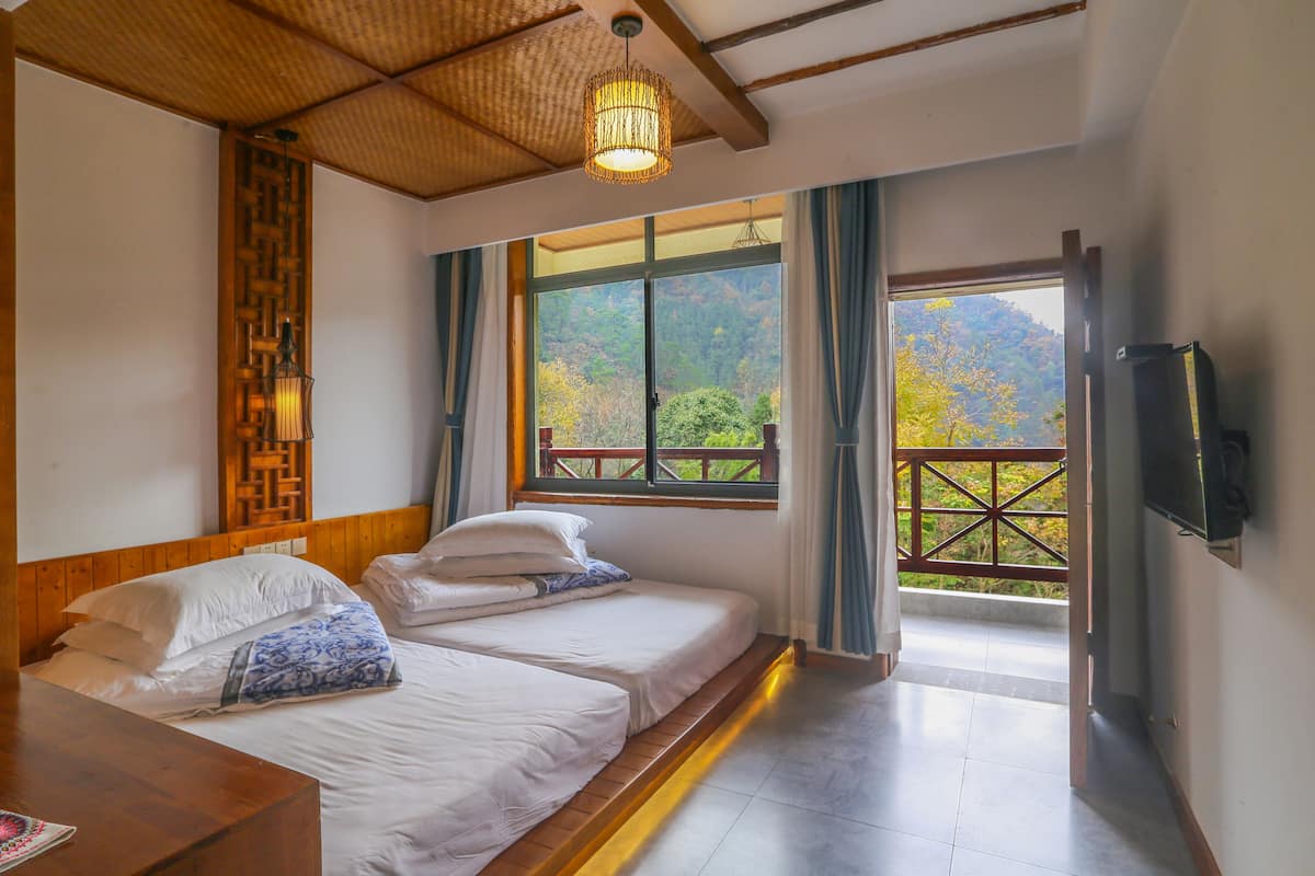 Traditional Room, Balcony | Meja, langsir/tirai gelap terus, Wi-fi percuma
