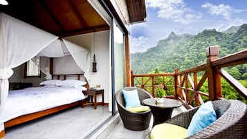 Grand Suite | Desk, blackout drapes, free WiFi