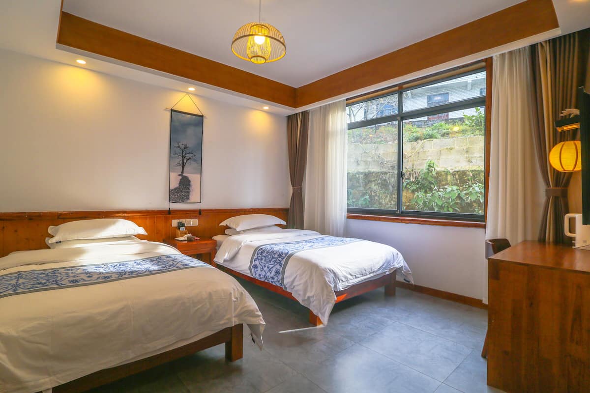 Standard Twin Room | Meja, langsir/tirai gelap terus, Wi-fi percuma