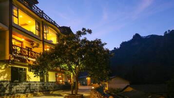 Depan hartanah - siang/malam