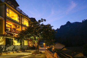 Boendets fasad - kväll/natt