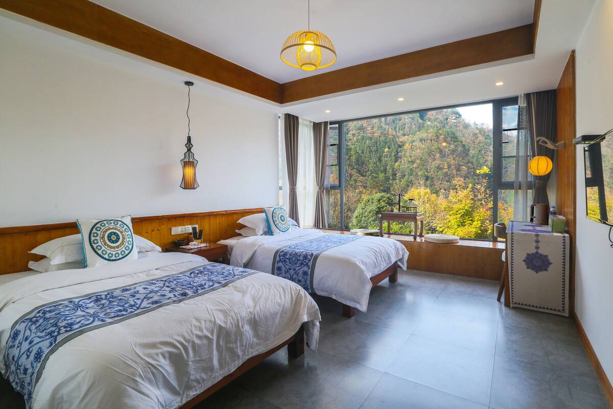Superior Twin Room | Meja, langsir/tirai gelap terus, Wi-fi percuma