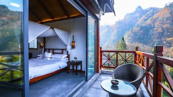 Desk, blackout curtains, free WiFi