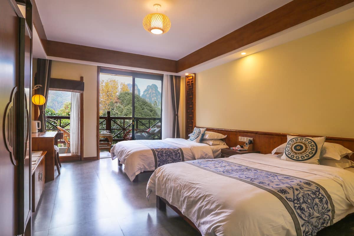 Classic Double Room, Balcony | Meja, langsir/tirai gelap terus, Wi-fi percuma