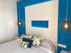 2 chambres, coffres-forts dans les chambres, fer et planche à repasser