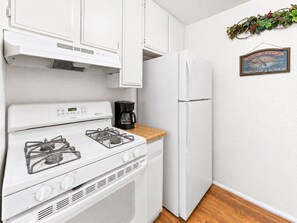Coffee/tea maker, fridge, microwave, oven