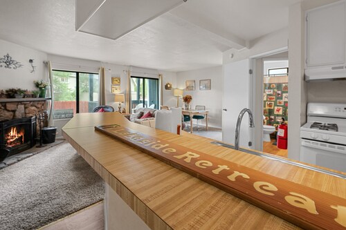 Lakeside Retreat Condo - Walk to Lake, Fireplace, Deck, Swimming Pool
