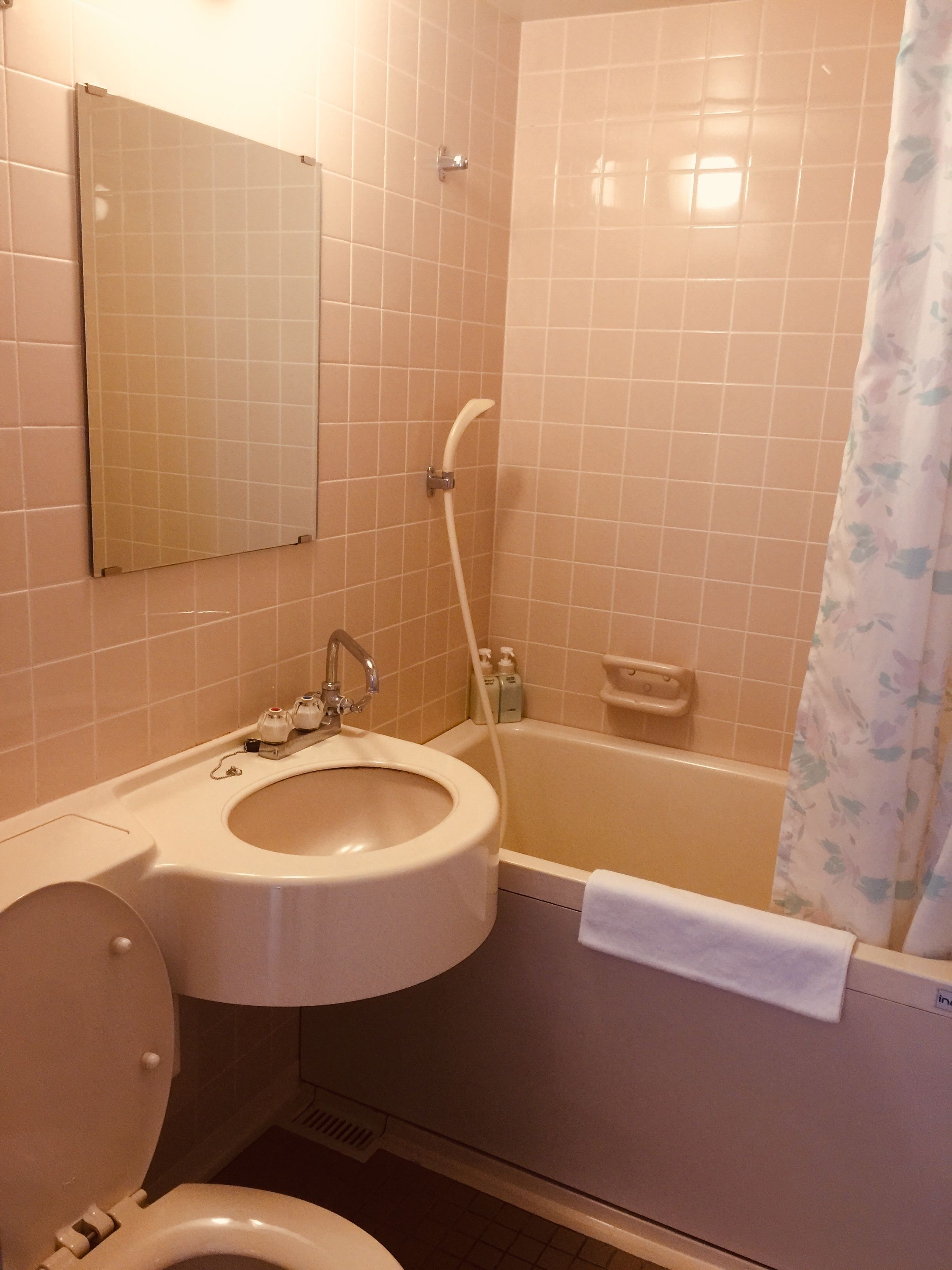 A bathroom with a toilet, sink, and bathtub.