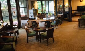 Lobby lounge