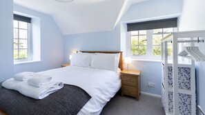 4 chambres, fer et planche à repasser, lit de bébé portatif