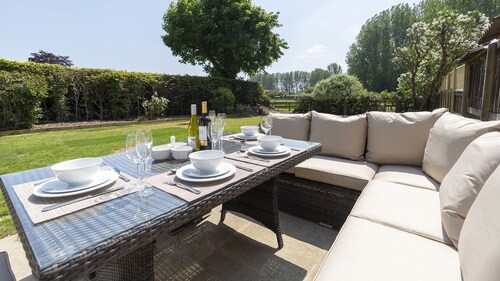 Vuodepaikkoja 7, Bourton-on-the-Water, pysäköinti, suuri yksityinen puutarha