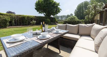 Vuodepaikkoja 7, Bourton-on-the-Water, pysäköinti, suuri yksityinen puutarha