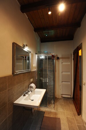 Dusche, Haartrockner, Bademäntel, Hausschuhe