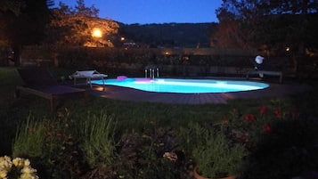 Una piscina al aire libre, una piscina climatizada