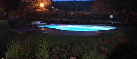 Una piscina al aire libre, una piscina climatizada