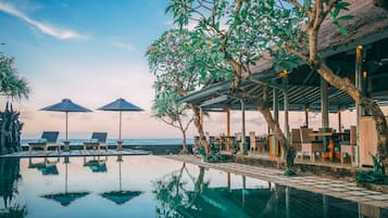 Piscine extérieure, parasols de plage, chaises longues