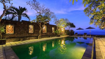 Kolam renang terbuka, dibuka dari pukul 7:00 hingga 19:00, payung kolam