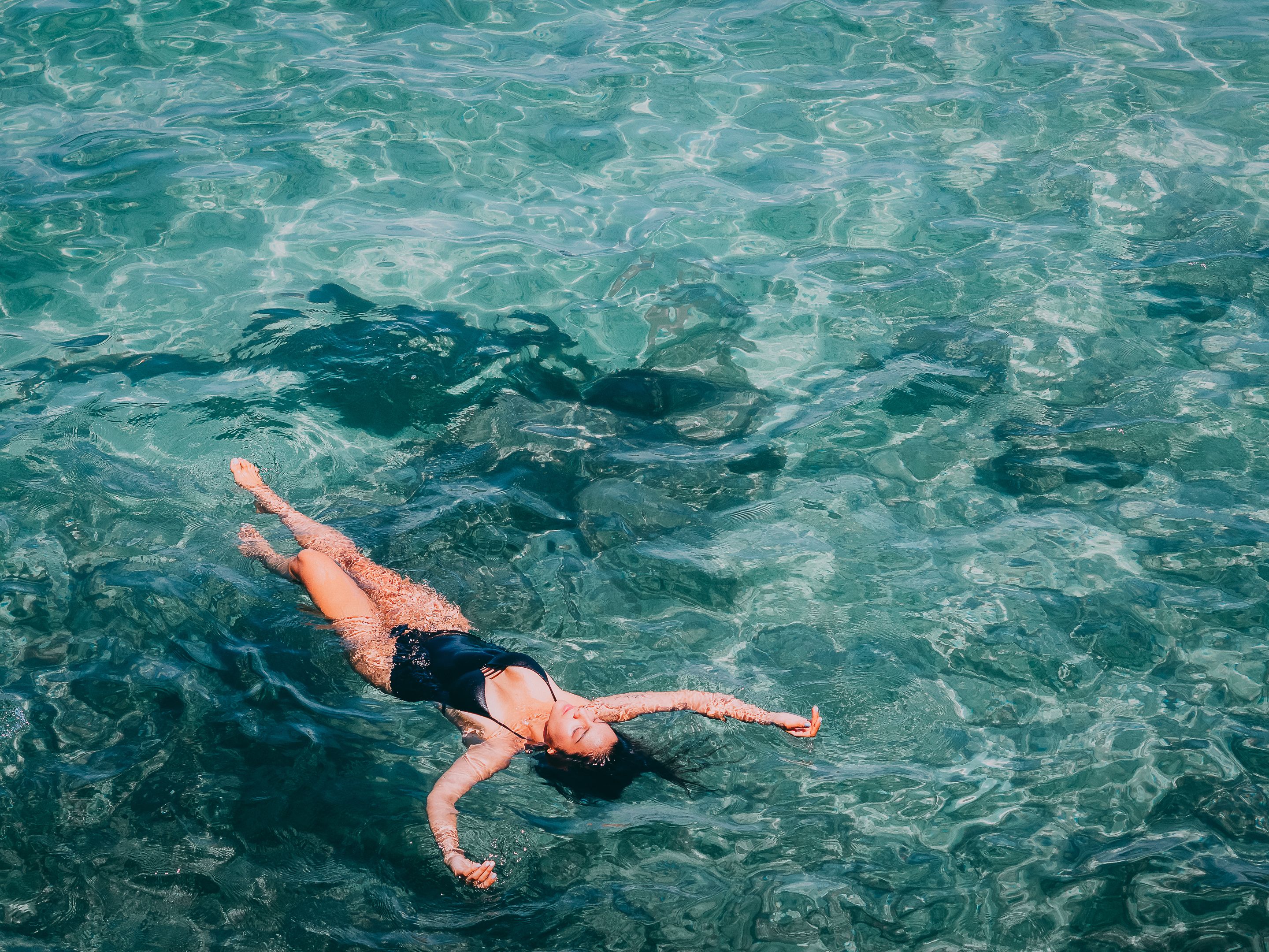 Una persona flotando en el agua.