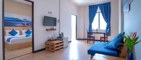 Estudio Deluxe, vistas al mar | Minibar, escritorio, tabla de planchar con plancha y wifi gratis