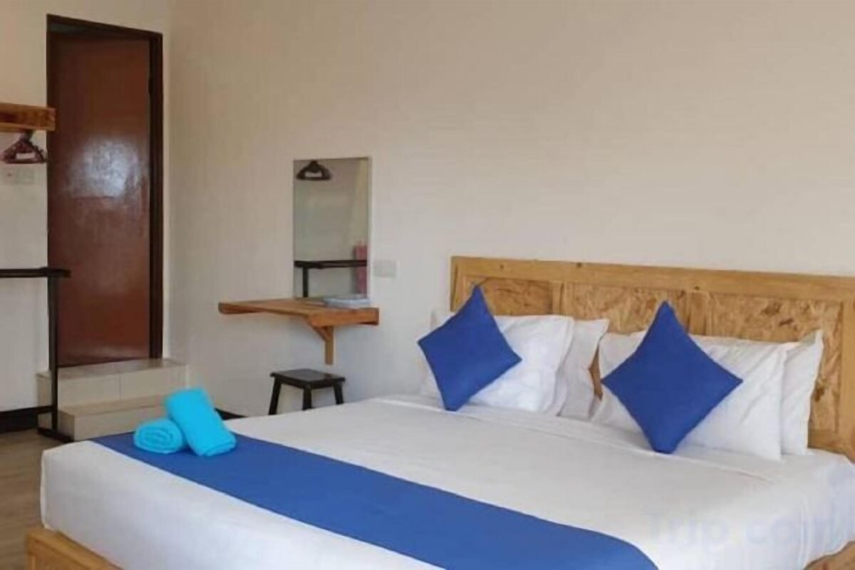 Minibar, desk, iron/ironing board (on request), WiFi (free)