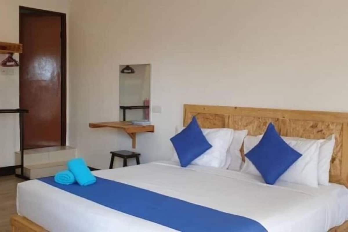 Minibar, una scrivania, ferro/asse da stiro, Wi-Fi gratuito