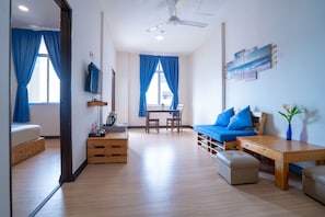Deluxe Studio Seaview | Living room | LCD TV - Paretto Seaview Hotel (Langkawi)