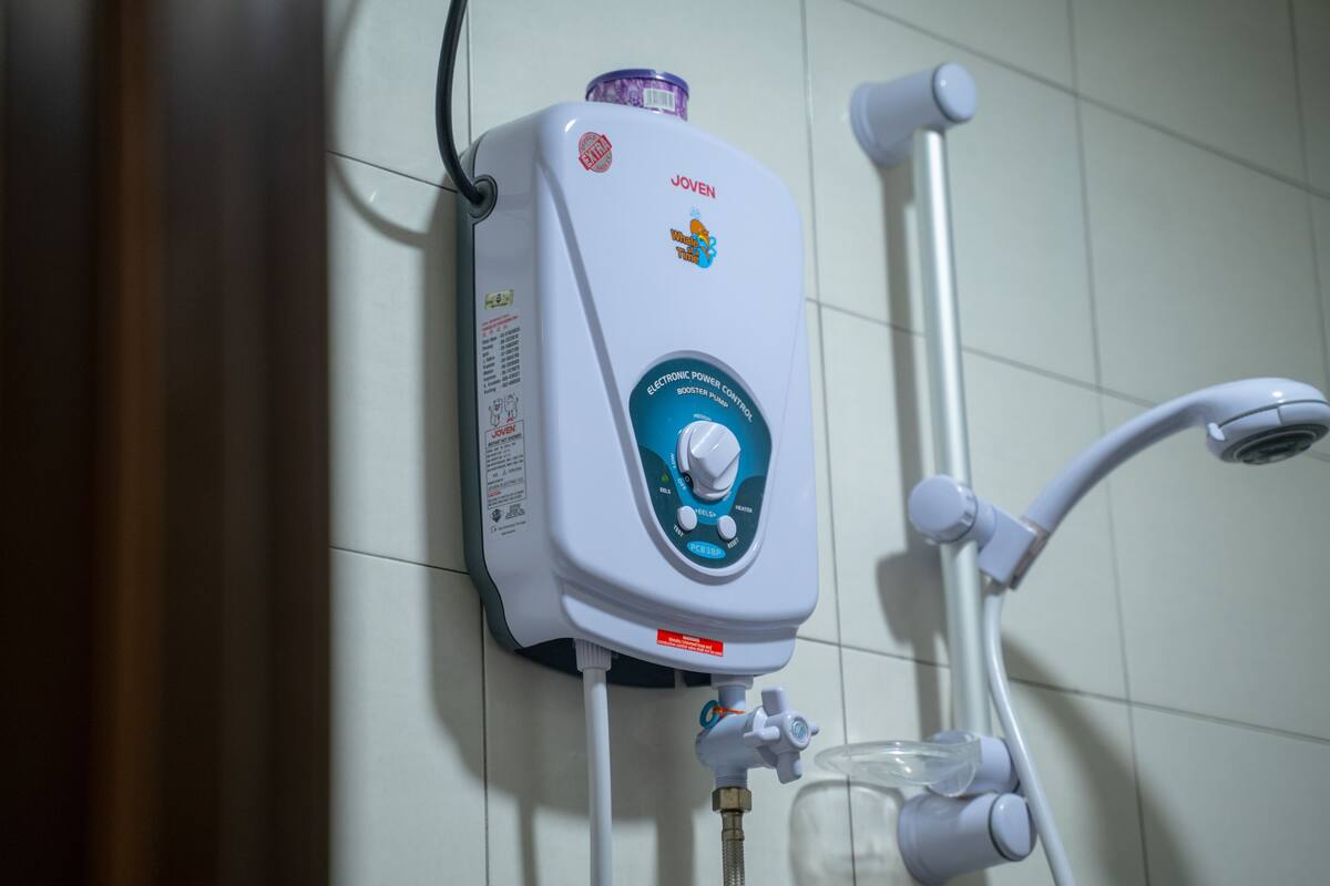 shower, free toiletries, towels