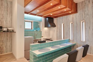 Refrigerador, microondas, placa de cocina, arrocera