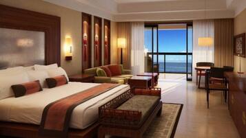 ميني بار وخزنة داخل الغرفة ومكتب وستائر تعتيم