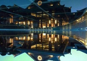 Outdoor pool - Hainan Qizi Bay New Century Resort (Changjiang County)