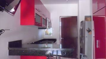 Condo familiar, 2 habitaciones | Cocina privada | Refrigerador con congelador, microondas, horno y parrilla de estufa