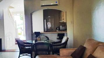 Casa familiar, 3 habitaciones | Cocina privada | Refrigerador con congelador, microondas, horno y parrilla de estufa
