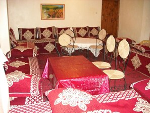 บริการอาหารเช้า อาหารกลางวัน อาหารเย็น, อาหารท้องถิ่น