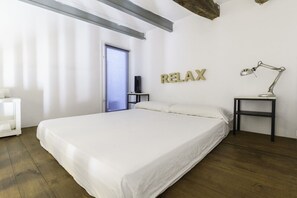 5 bedrooms, desk, iron/ironing board, WiFi