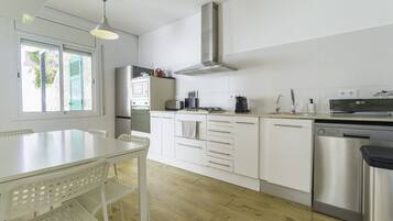 Frigorífico, microondas, horno y placa de cocina