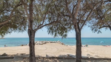 På stranden