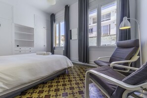 5 bedrooms, desk, iron/ironing board, WiFi