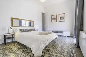 5 slaapkamers, een bureau, een strijkplank/strijkijzer, wifi