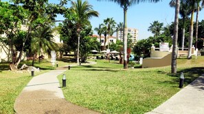 Villa clásica, 3 habitaciones | Vista al jardín