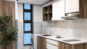 Frigorífico, placa de cocina, hervidor eléctrico y utensilios de cocina