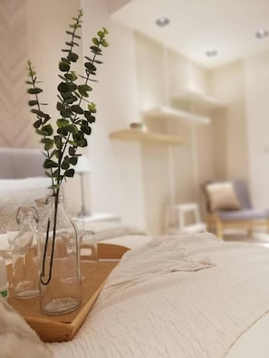 1 Schlafzimmer, hochwertige Bettwaren, Schreibtisch