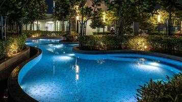 Una piscina al aire libre